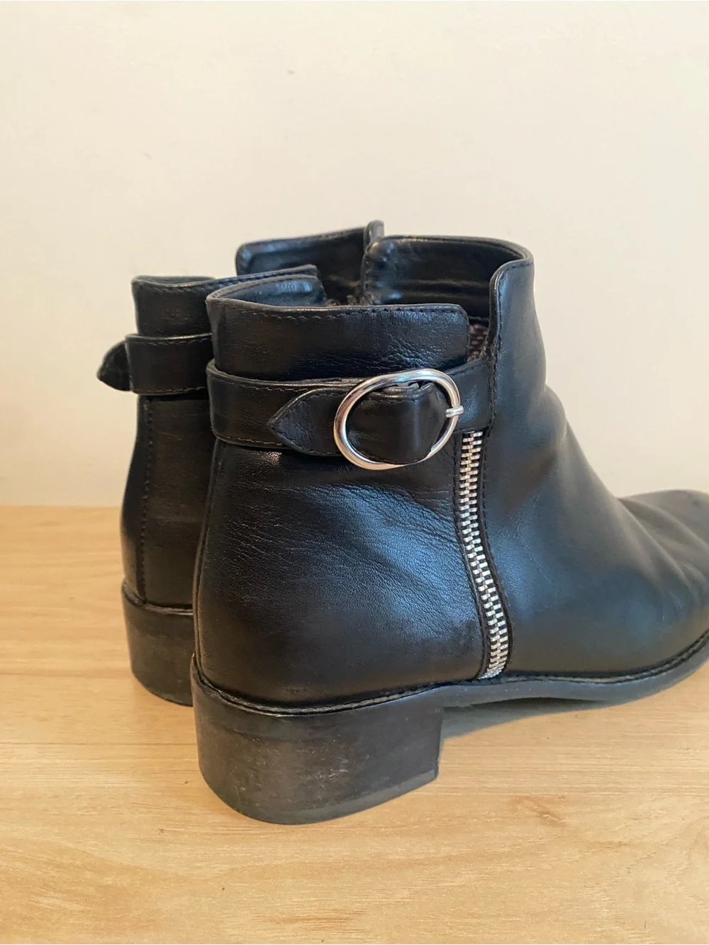 Aquatalia Black Leather Ankle Boots Size 9 Buckle Zip Made in Italy